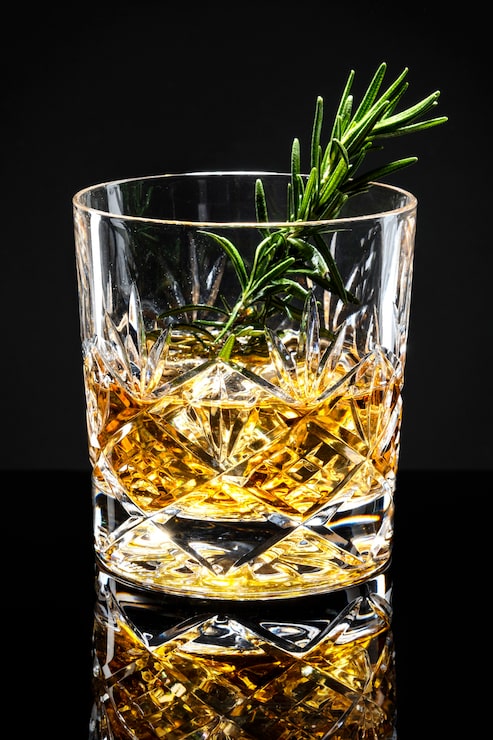 Foto gratuito cocktail di whisky vecchio stile al rosmarino