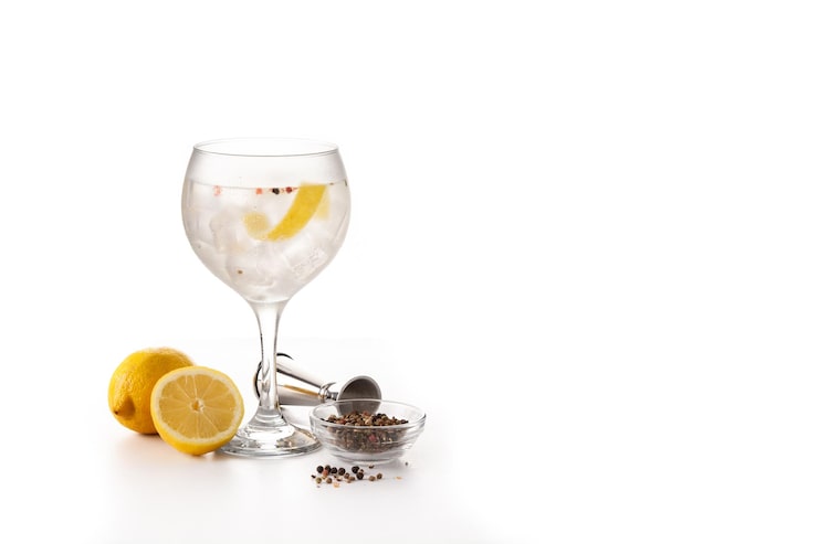 Foto gratuito cocktail gin tonic drink in un bicchiere isolato su sfondo bianco copia spazio