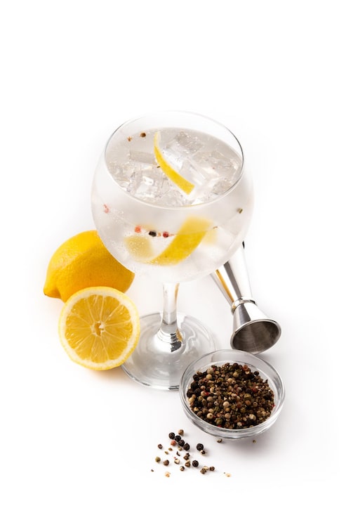 Foto gratuito cocktail gin tonic drink in un bicchiere isolato su sfondo bianco