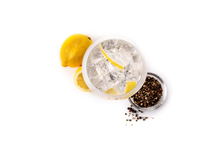 Foto gratuito cocktail gin tonic drink in un bicchiere isolato su sfondo bianco