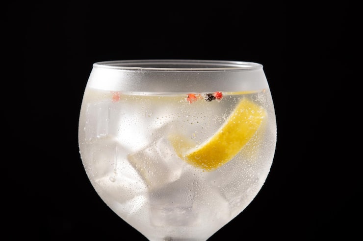 Foto gratuito cocktail gin tonic drink in un bicchiere su sfondo nero