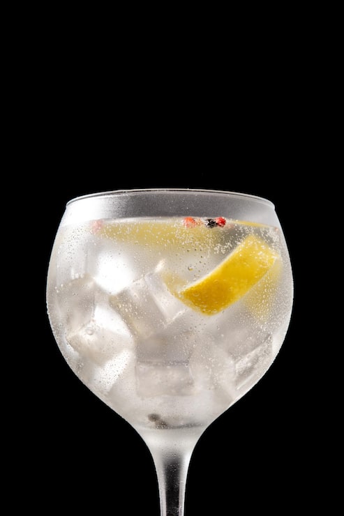 Foto gratuito cocktail gin tonic drink in un bicchiere su sfondo nero