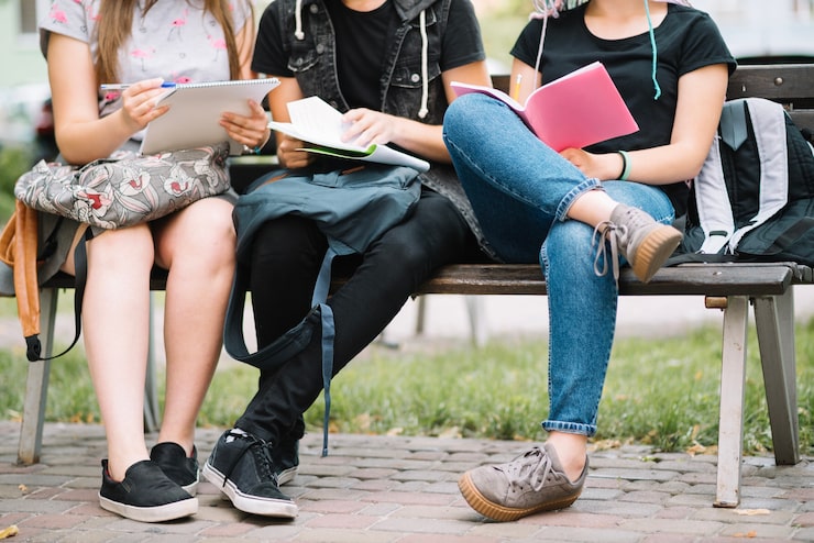 Foto gratuito coltivare gli studenti in posa con i libri