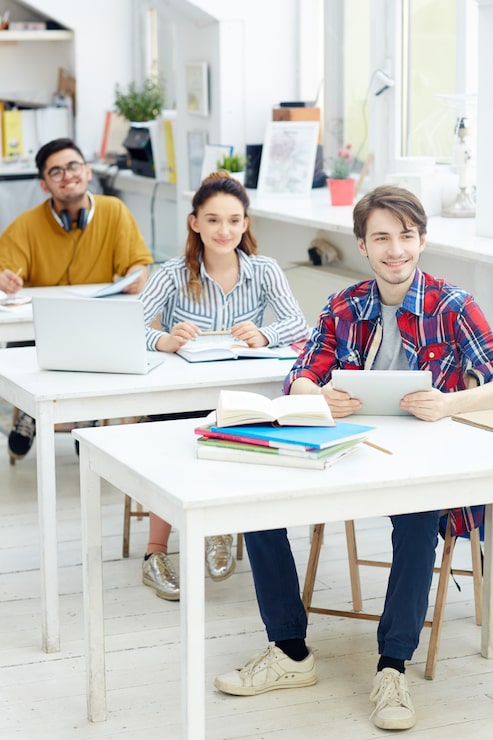 Foto gratuito compagni di gruppo in lezione