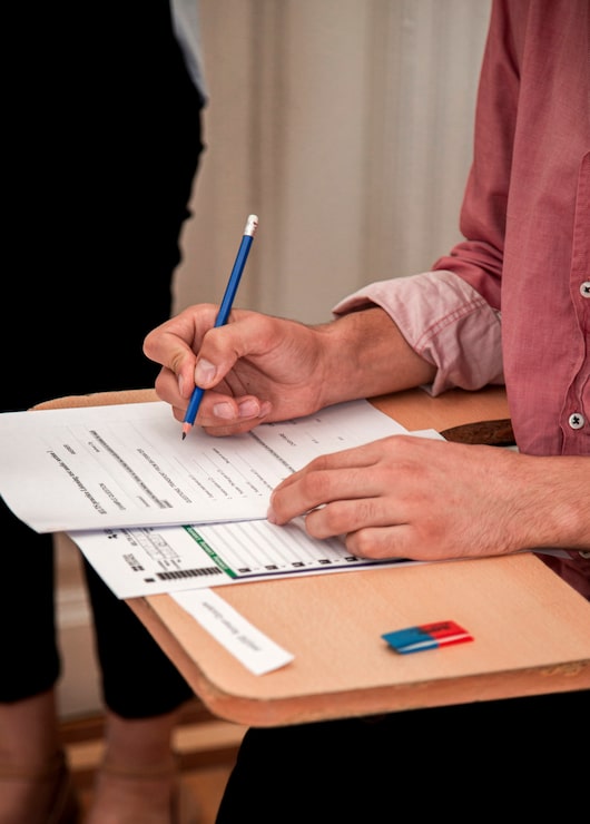 Foto gratuito compare l'esame o compilare il modulo di domanda di lavoro