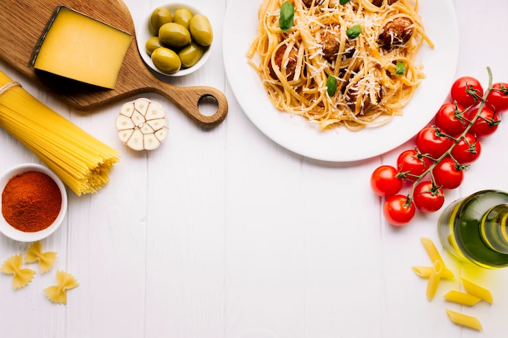 Foto gratuito composizione di cibo italiano piatto laici con copyspace