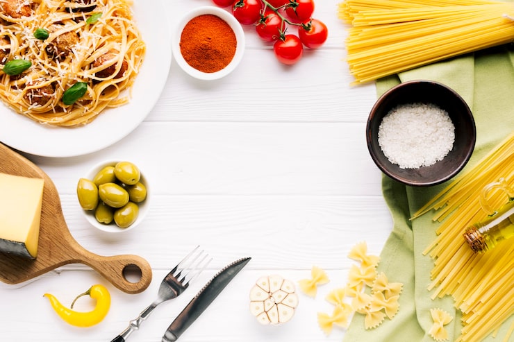 Foto gratuito composizione di cibo italiano piatto laici con copyspace