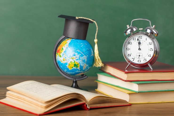 Foto gratuito composizione di oggetti educativi vista frontale