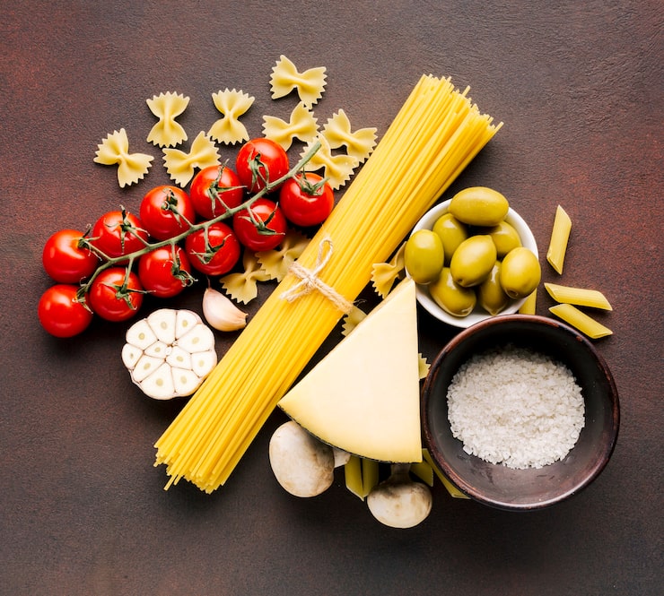 Foto gratuito composizione piatta laici di cibo italiano