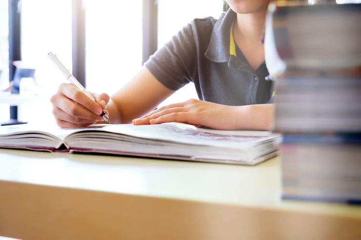 Foto gratuito concetto di idea di educazione. lettura e ricerca per esame.