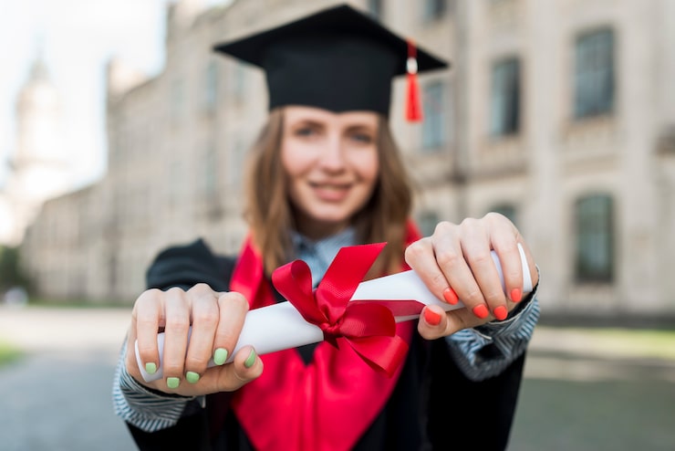 Foto gratuito concetto di laurea con ritratto di donna felice