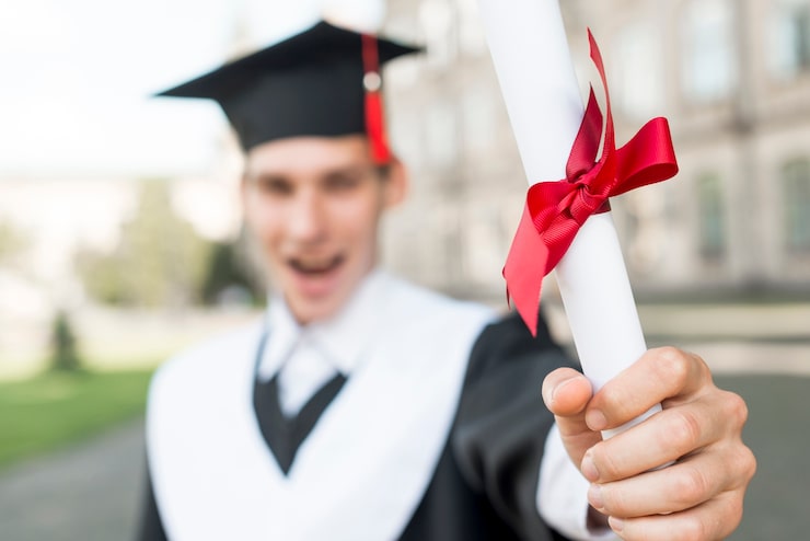Foto gratuito concetto di laurea con ritratto di un uomo felice