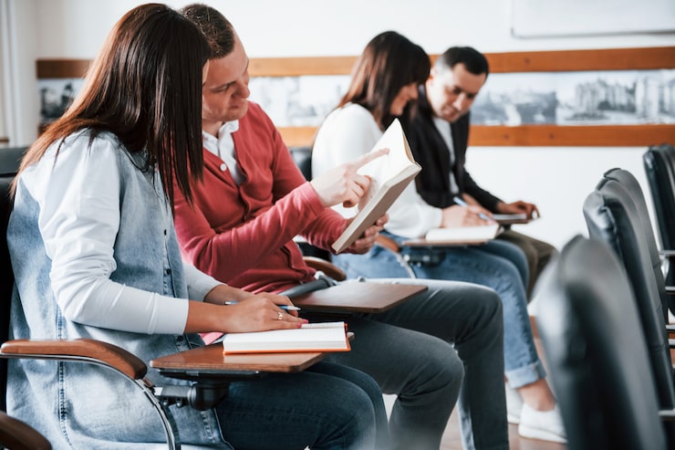 Foto gratuito conversazione attiva. gruppo di persone alla conferenza di lavoro in aula moderna durante il giorno