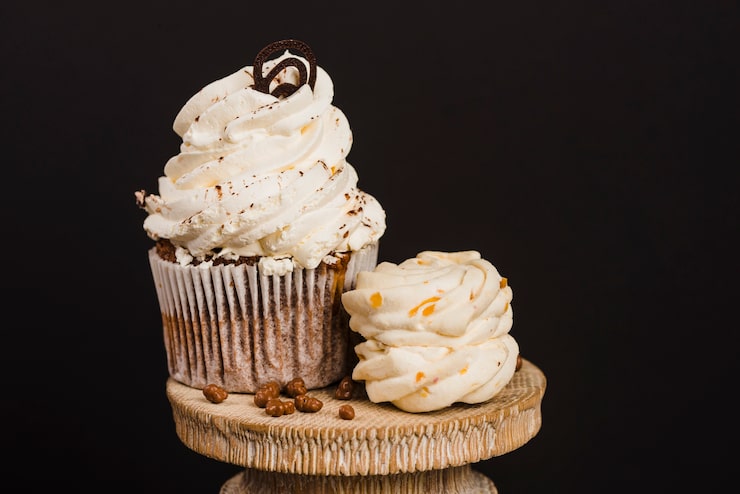 Foto gratuito cupcake alla crema sul cestello di legno