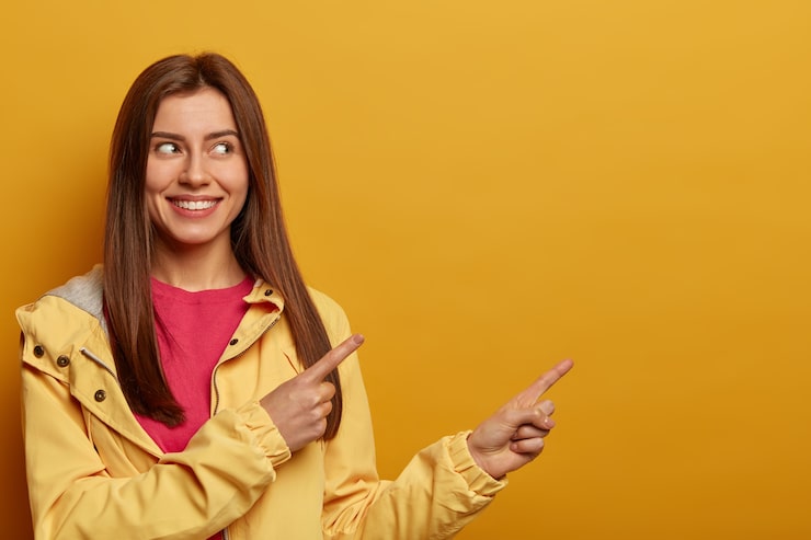 Foto gratuito da vicino una giovane donna attraente e carismatica isolata