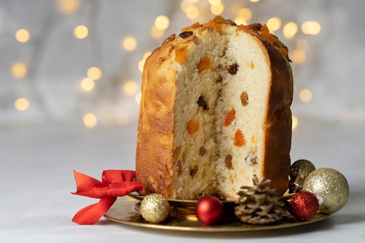 Foto gratuito deliziosi panettoni e addobbi natalizi