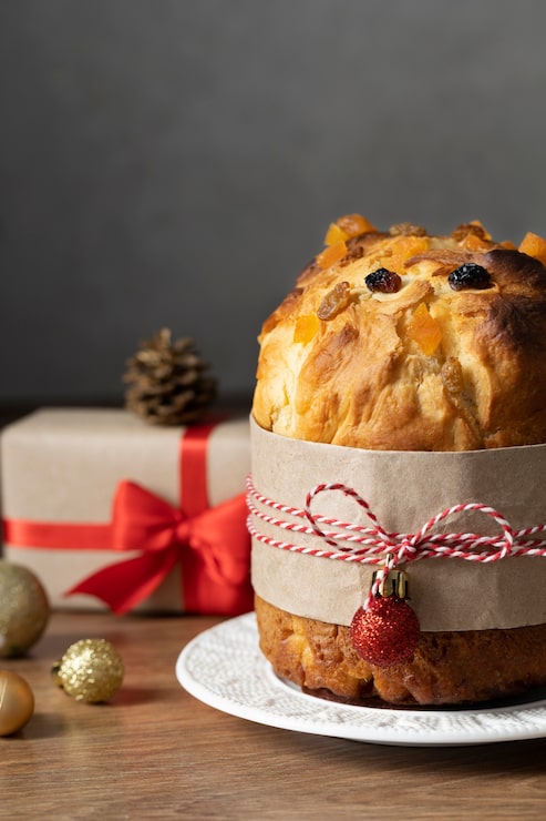 Foto gratuito deliziosi panettoni natalizi e regali