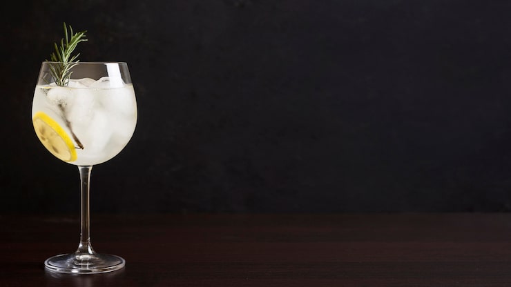 Foto gratuito delizioso bicchiere da cocktail con spazio di copia