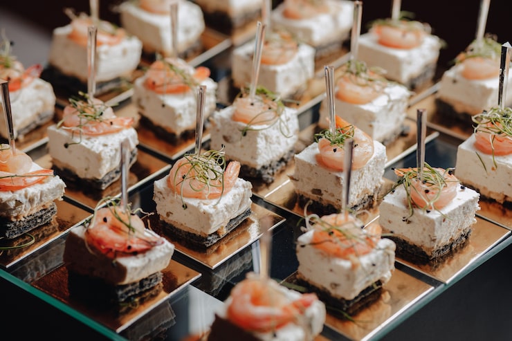 Foto gratuito delizioso buffet festivo con tartine e diversi deliziosi piatti