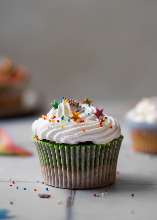 Foto gratuito delizioso cupcake arcobaleno natura morta