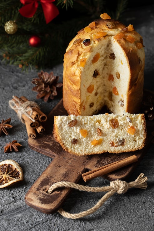 Foto gratuito delizioso panettone ad alto angolo