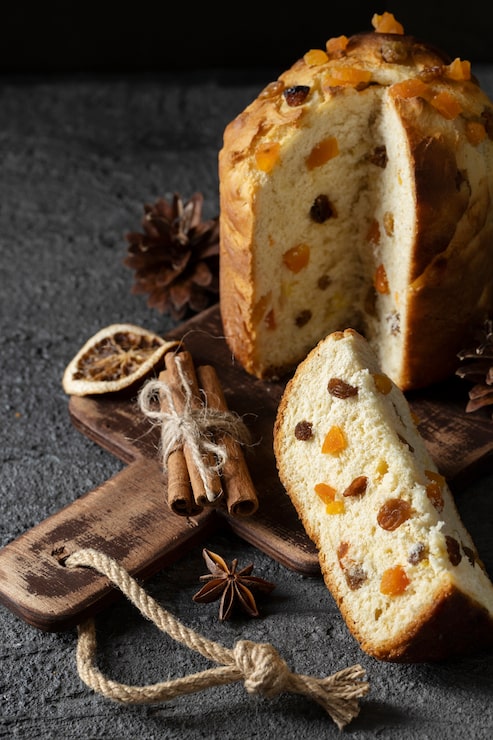 Foto gratuito delizioso panettone ad alto angolo