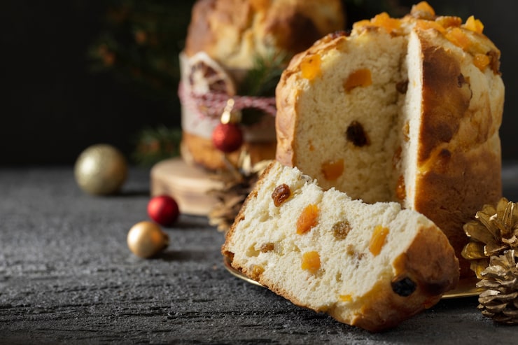 Foto gratuito delizioso panettone dall'alto