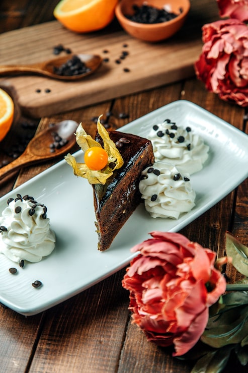 Foto gratuito dessert al cioccolato con crema laterale