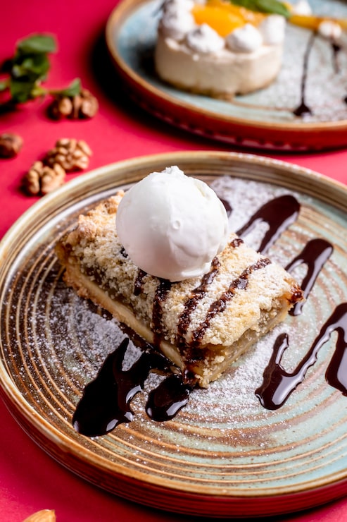 Foto gratuito dessert coperto di gelato e sciroppo di cioccolato