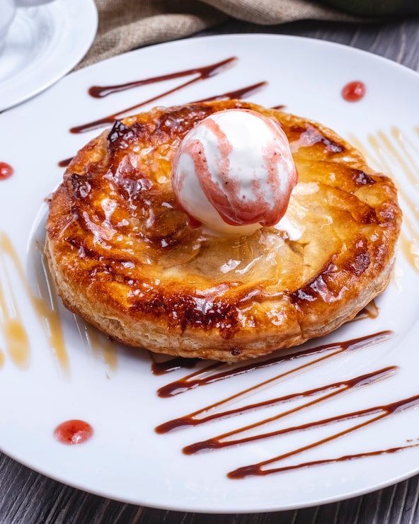 Foto gratuito dessert di vista frontale con il gelato su una zolla con glassa