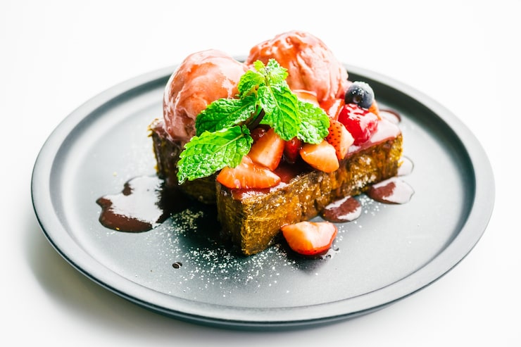 Foto gratuito dessert dolce con toast al miele con fragole e marmellata
