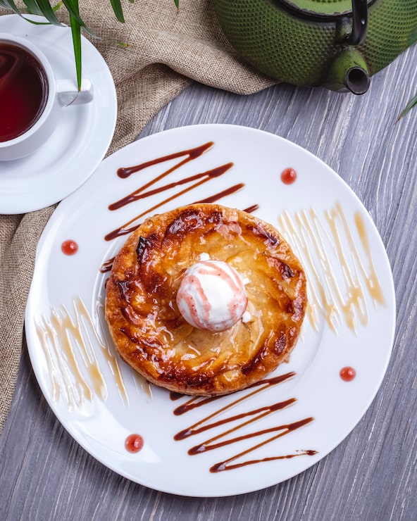 Foto gratuito dessert vista dall'alto con gelato con glassa e una tazza di tè