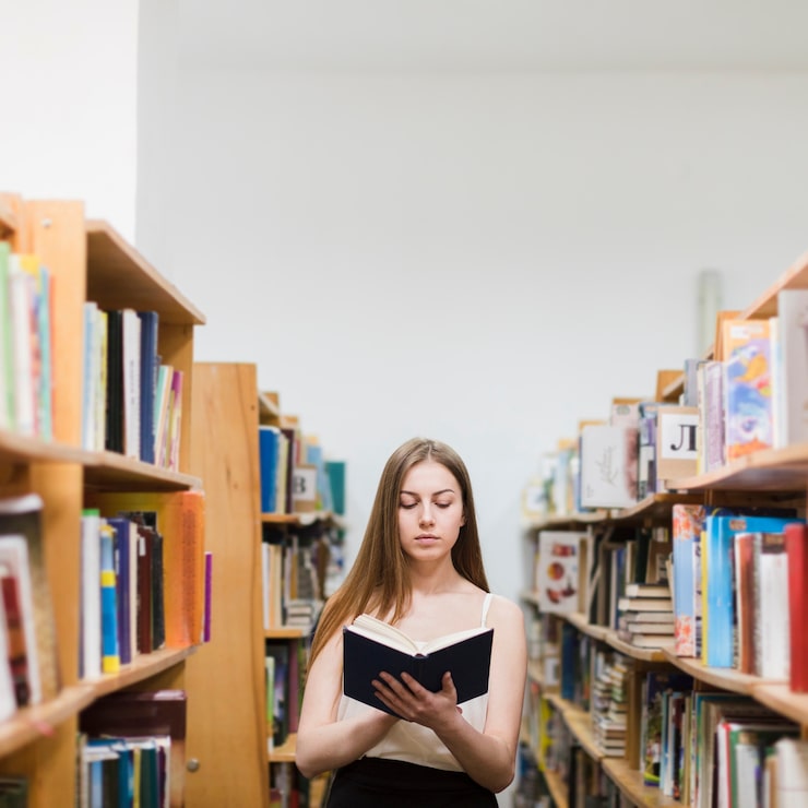 Foto gratuito di nuovo al concetto della scuola con la donna che studia nella biblioteca