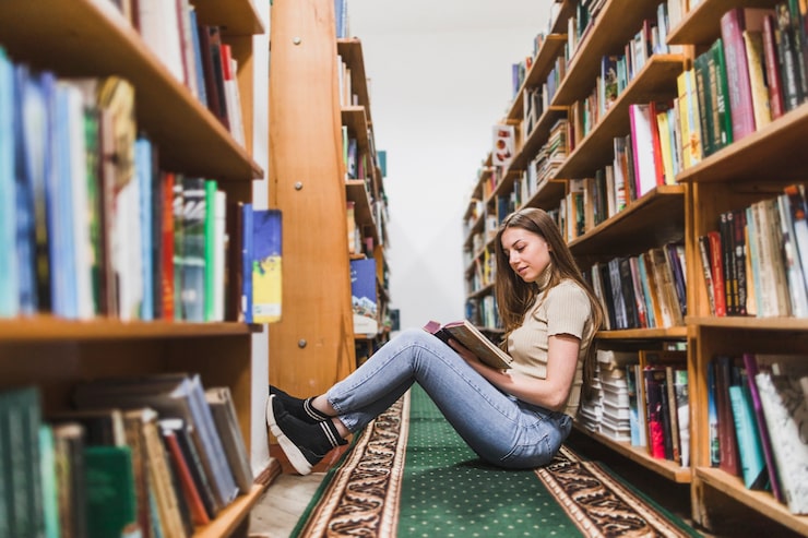 Foto gratuito di nuovo al concetto della scuola con la donna che studia nella biblioteca