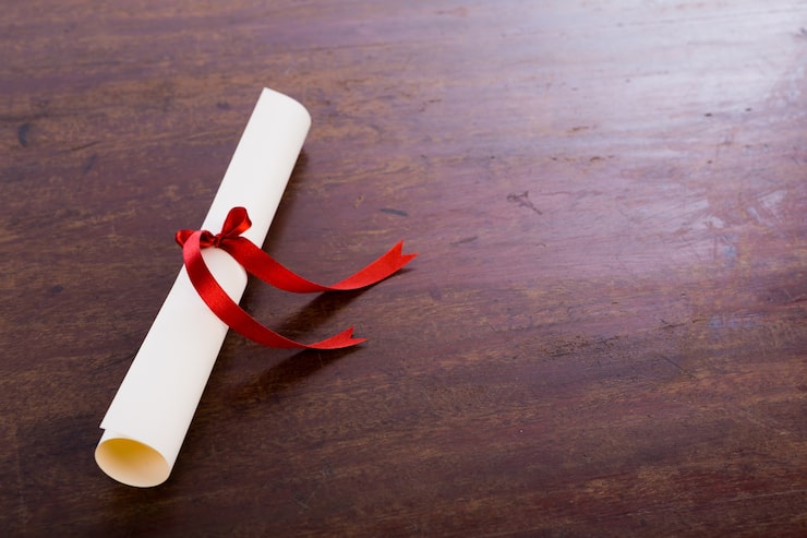 Foto gratuito diploma sulla tabella di legno