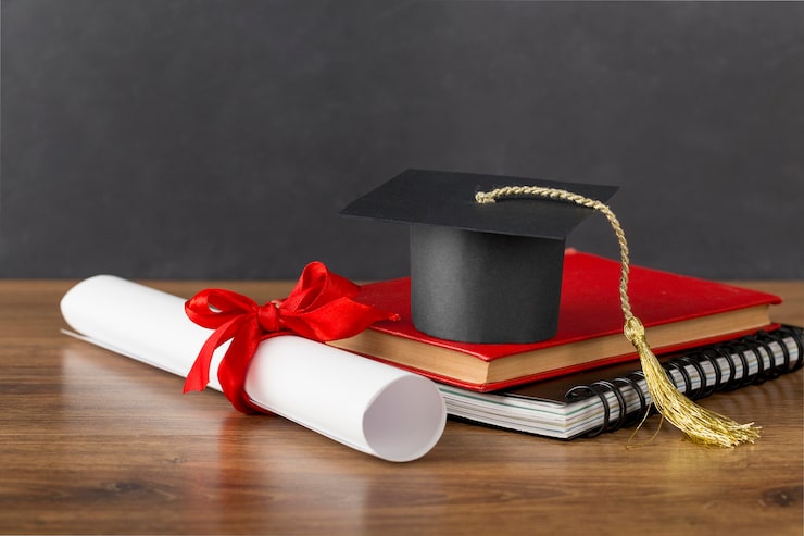 Foto gratuito disposizione del giorno di istruzione con tappo di laurea