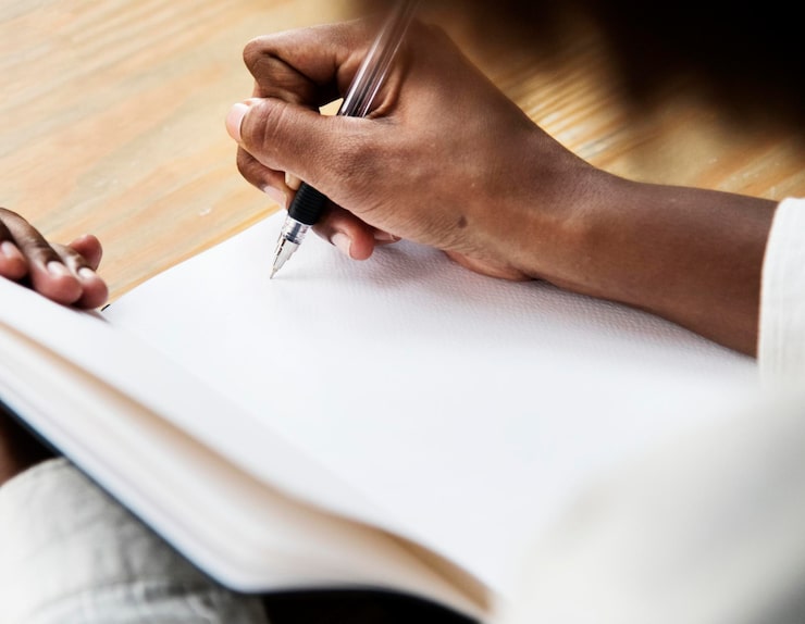 Foto gratuito donna che scrive in un taccuino