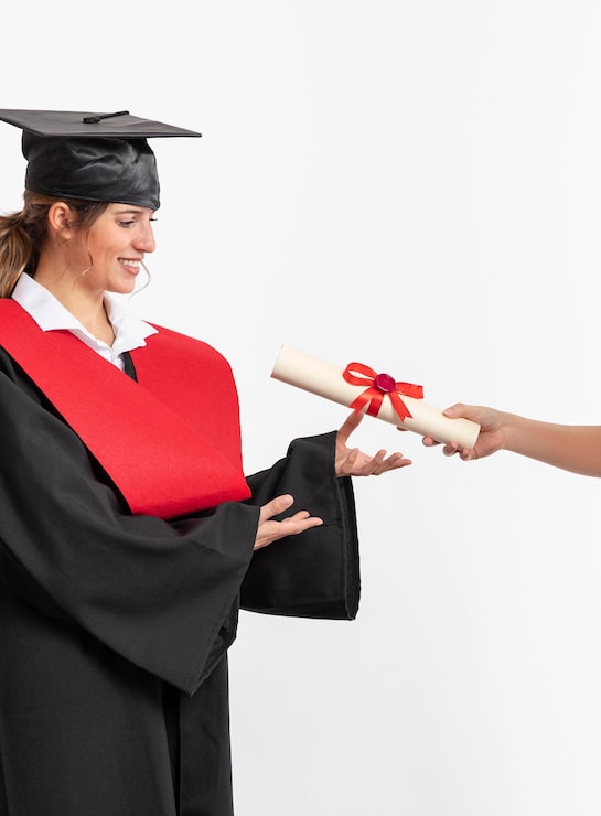Foto gratuito donna con diploma di laurea