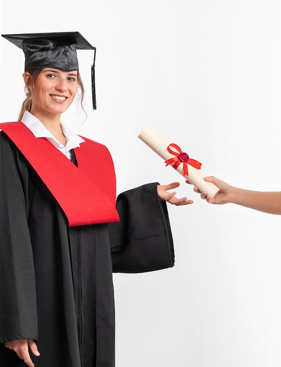 Foto gratuito donna con diploma di laurea