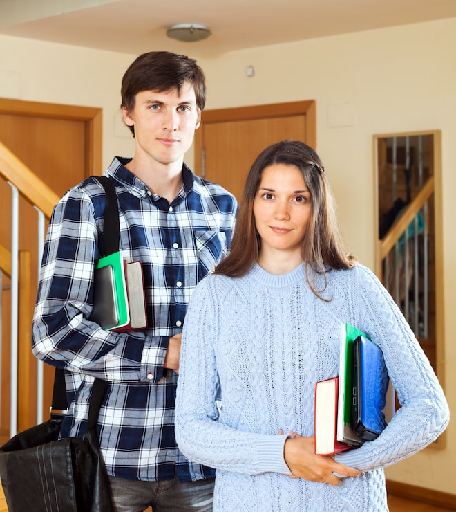 Foto gratuito due studenti seri