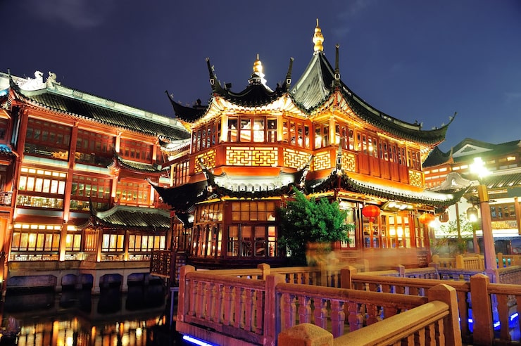 Foto gratuito edificio storico in stile pagoda a shanghai di notte