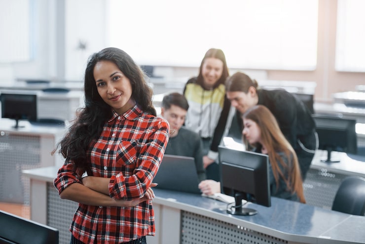 Foto gratuito facile e divertente. gruppo di giovani in abiti casual che lavorano nell'ufficio moderno