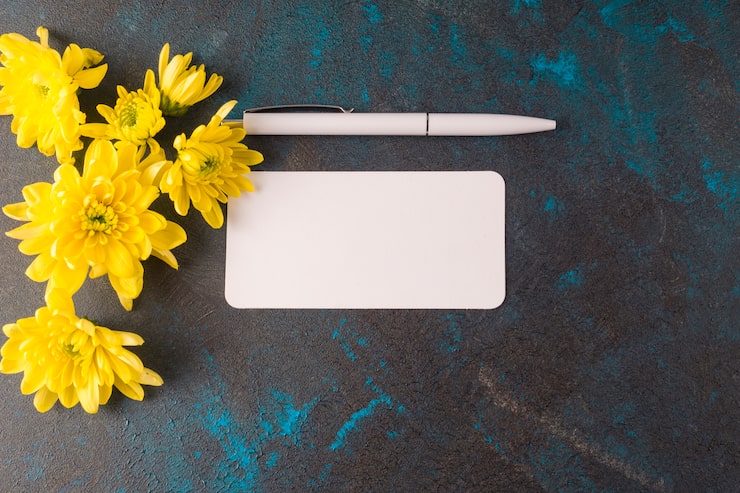 Foto gratuito fiori con carta e penna su sfondo grunge