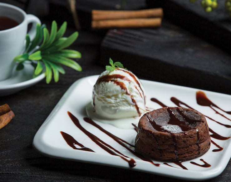 Foto gratuito fondue al cioccolato con palla di gelato