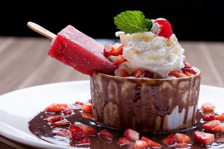 Foto gratuito gelato in una ciotola di dessert con cioccolato, panna e fragole