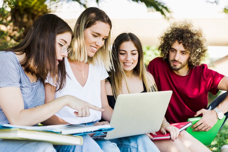 Foto gratuito giovani che utilizzano computer portatile nel parco