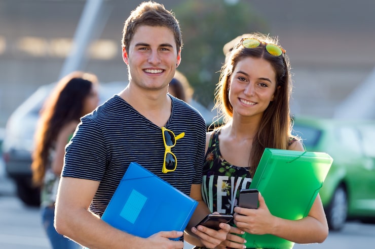 Foto gratuito giovani studenti che guardano la telecamera dopo la classe.
