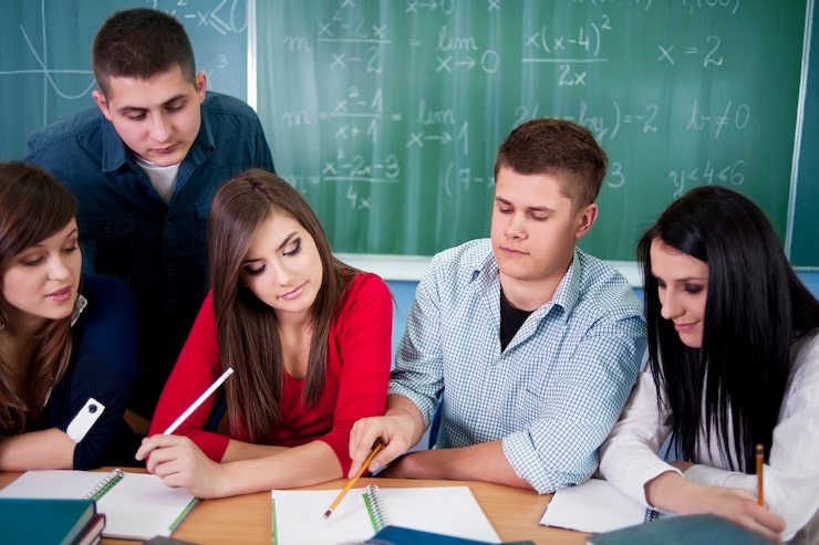Foto gratuito giovani studenti in classe