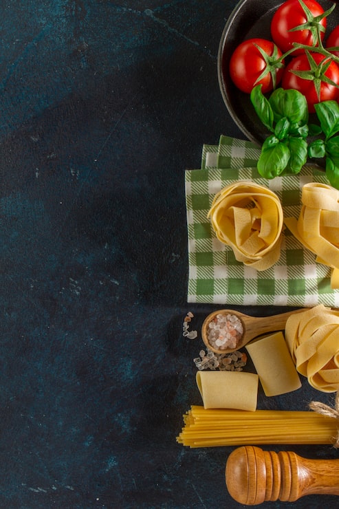 Foto gratuito grande composizione con varietà di pasta, pomodori e basilico