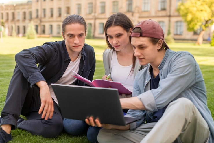 Foto gratuito gruppo di adolescenti che discutono di progetto universitario